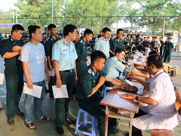 Tuổi trẻ Trường Sĩ quan Không quân và Lữ đoàn 26 tích cực tham gia hiến máu tình nguyện