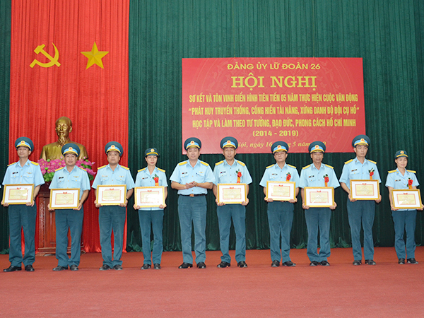 Lữ đoàn 26 sơ kết và tôn vinh điển hình tiên tiến 5 năm thực hiện Cuộc vận động “Phát huy truyền thống, cống hiến tài năng, xứng danh Bộ đội Cụ Hồ”