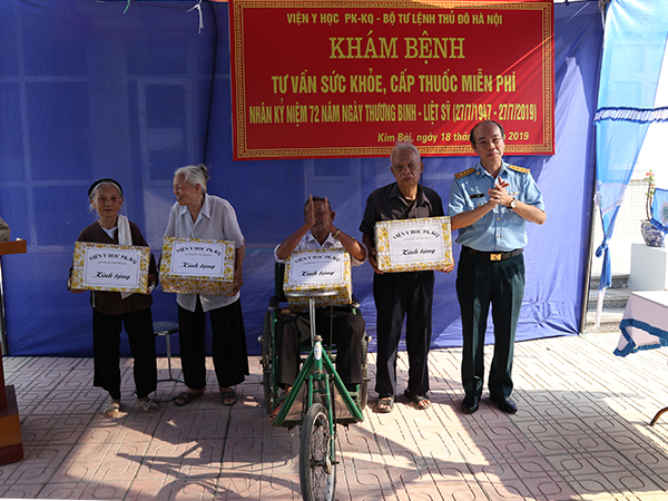Viện Y học Phòng không-Không quân khám sức khỏe, tư vấn, cấp thuốc và tặng quà cho các đối tượng chính sách trên địa bàn Thành phố Hà Nội
