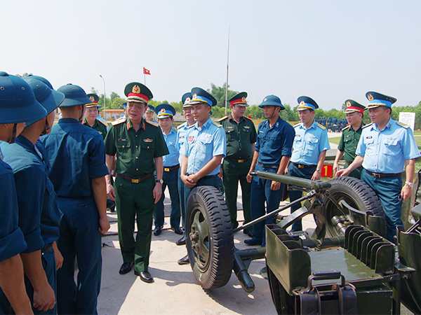 Thiếu tướng Ngô Minh Tiến - Phó Tổng Tham mưu trưởng QĐND Việt Nam kiểm tra Sư đoàn 365