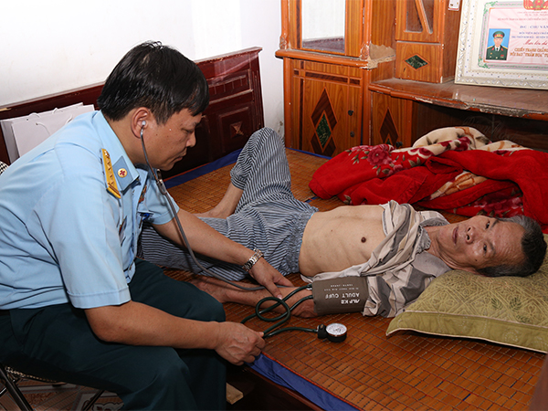 Viện Y học Phòng không-Không quân khám sức khỏe, tư vấn, cấp thuốc và tặng quà cho các đối tượng chính sách trên địa bàn Thành phố Hà Nội