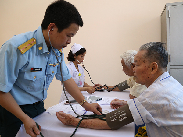 Viện Y học Phòng không-Không quân khám sức khỏe, tư vấn, cấp thuốc và tặng quà cho các đối tượng chính sách trên địa bàn Thành phố Hà Nội