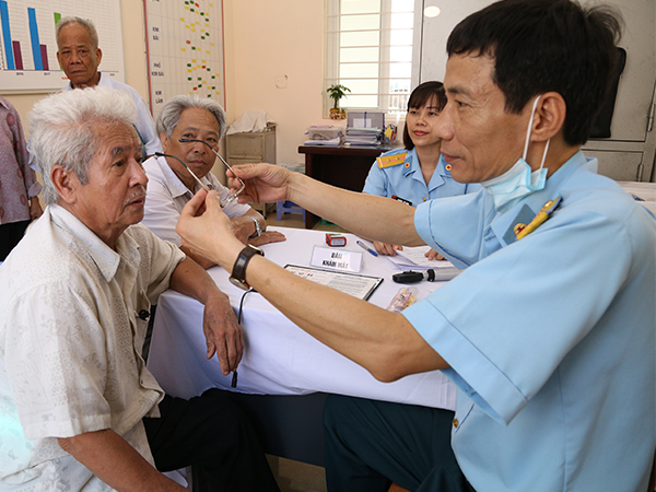 Viện Y học Phòng không-Không quân khám sức khỏe, tư vấn, cấp thuốc và tặng quà cho các đối tượng chính sách trên địa bàn Thành phố Hà Nội