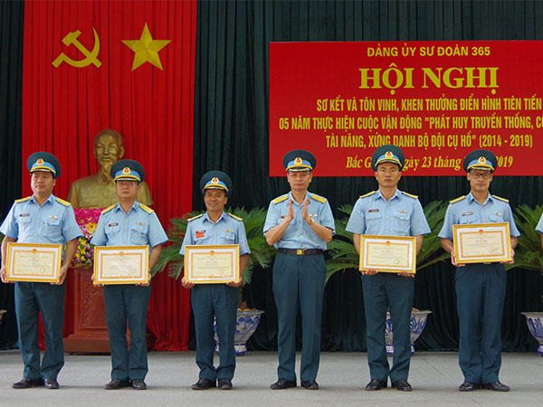 Sư đoàn 372 và Sư đoàn 365 sơ kết và tôn vinh điển hình tiên tiến 5 năm thực hiện Cuộc vận động “Phát huy truyền thống, cống hiến tài năng, xứng danh Bộ đội Cụ Hồ”