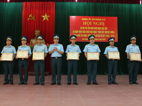 Sư đoàn 372 và Sư đoàn 365 sơ kết và tôn vinh điển hình tiên tiến 5 năm thực hiện Cuộc vận động “Phát huy truyền thống, cống hiến tài năng, xứng danh Bộ đội Cụ Hồ”