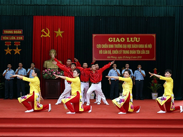 Hội Cựu chiến binh Trường Đại học Bách Khoa Hà Nội thăm và giao lưu với Trung đoàn 238
