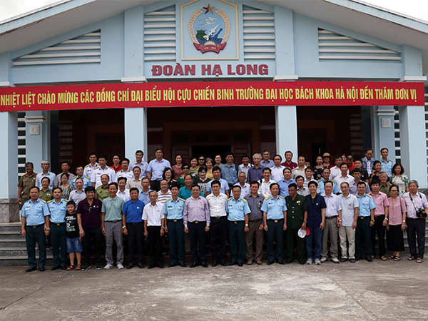 Hội Cựu chiến binh Trường Đại học Bách Khoa Hà Nội thăm và giao lưu với Trung đoàn 238