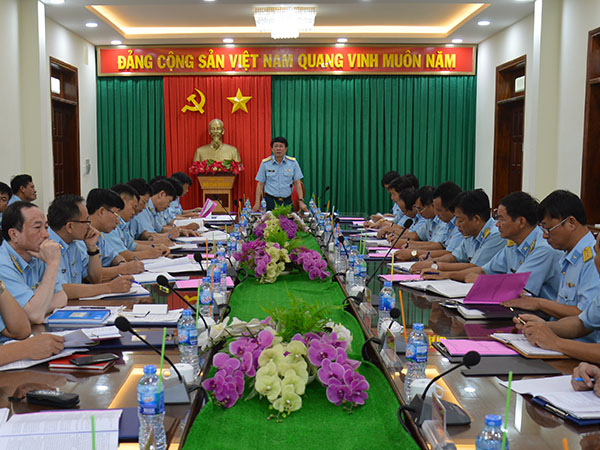 Thiếu tướng Vũ Văn Kha - Phó Tư lệnh, Tham mưu trưởng Quân chủng Phòng không - Không quân kiểm tra Sư đoàn 367 và Sư đoàn 370
