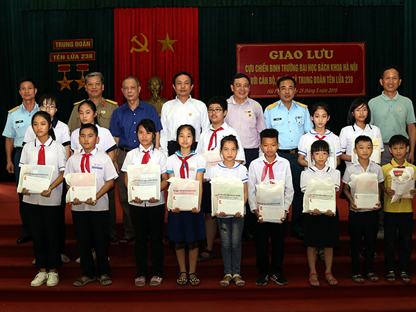 Hội Cựu chiến binh Trường Đại học Bách Khoa Hà Nội thăm và giao lưu với Trung đoàn 238
