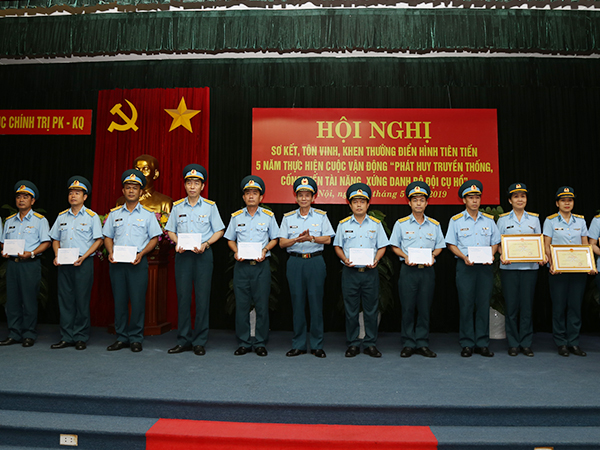 Cục Chính trị Phòng không - Không quân sơ kết, tôn vinh, khen thưởng điển hình tiên tiến 5 năm thực hiện Cuộc vận động “Phát huy truyền thống, cống hiến tài năng, xứng danh Bộ đội Cụ Hồ” (2014-2019)