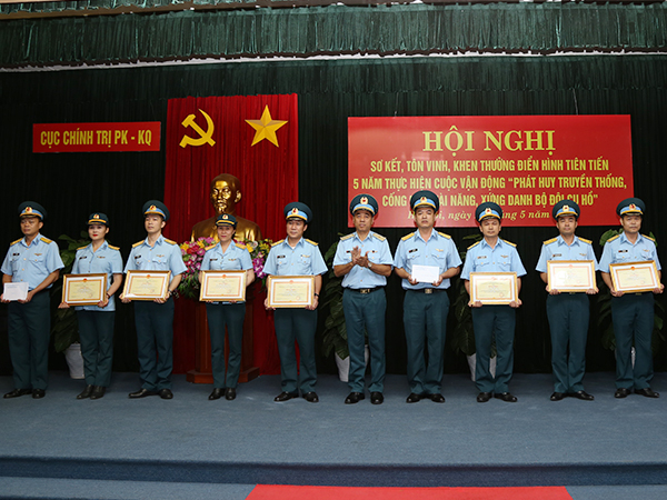 Cục Chính trị Phòng không - Không quân sơ kết, tôn vinh, khen thưởng điển hình tiên tiến 5 năm thực hiện Cuộc vận động “Phát huy truyền thống, cống hiến tài năng, xứng danh Bộ đội Cụ Hồ” (2014-2019)