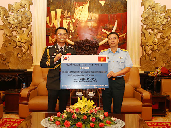 Bộ Tư lệnh Không quân Hàn Quốc trao học bổng lần thứ 8 cho con cán bộ, nhân viên Quân chủng Phòng không - Không quân