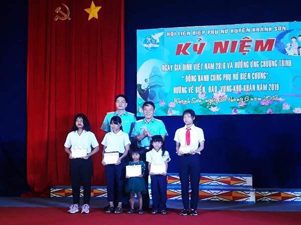 Sư đoàn 377 trao quà cho học sinh nghèo vượt khó trên địa bàn huyện Khánh Sơn, tỉnh Khánh Hòa