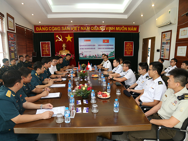 Đoàn sĩ quan trẻ Quân đội Singapore thăm và giao lưu tại Trung đoàn Không quân 927