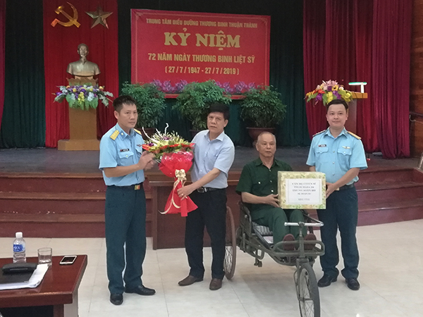 Trung đoàn 293 thăm và tặng quà Trung tâm Điều dưỡng thương binh Thuận Thành