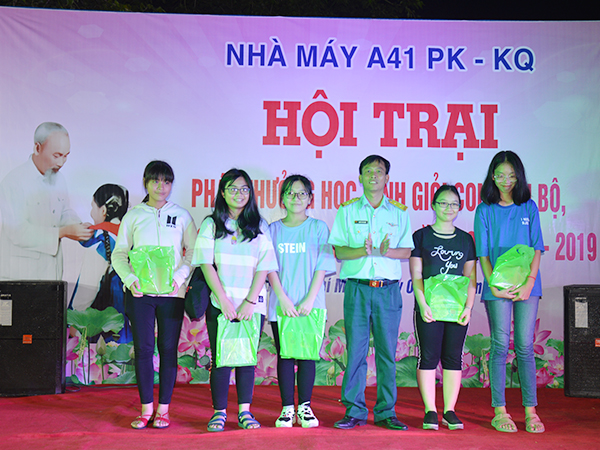 Nhà máy A41 tổ chức hội trại hè và trao thưởng cho con cán bộ, công nhân viên đạt danh hiệu học sinh giỏi năm học 2018-2019