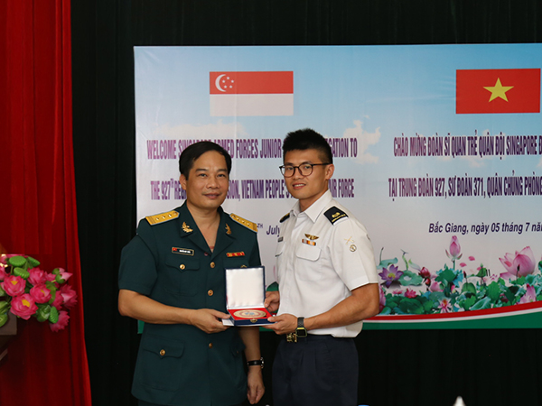 Đoàn sĩ quan trẻ Quân đội Singapore thăm và giao lưu tại Trung đoàn Không quân 927