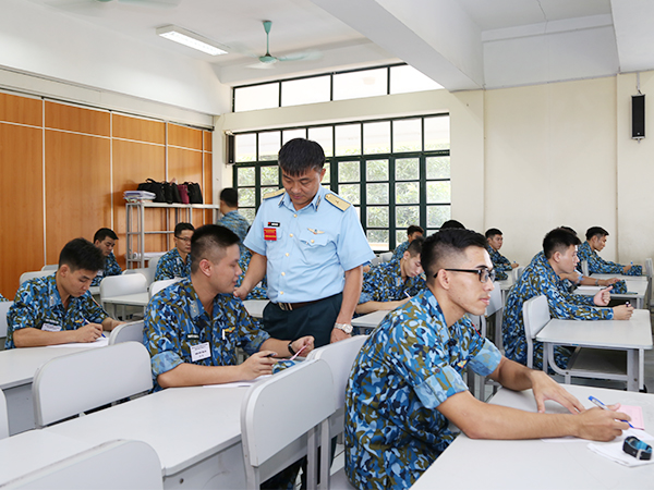 Chặt chẽ, nghiêm túc, sát thực tế chiến đấu