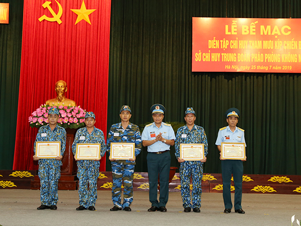 Chặt chẽ, nghiêm túc, sát thực tế chiến đấu
