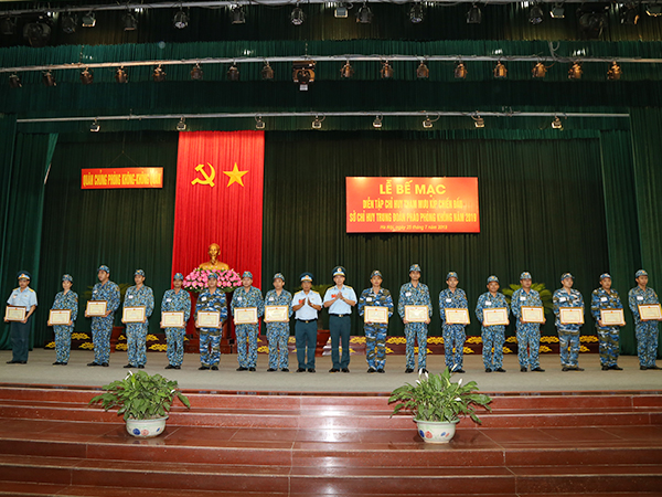 Chặt chẽ, nghiêm túc, sát thực tế chiến đấu