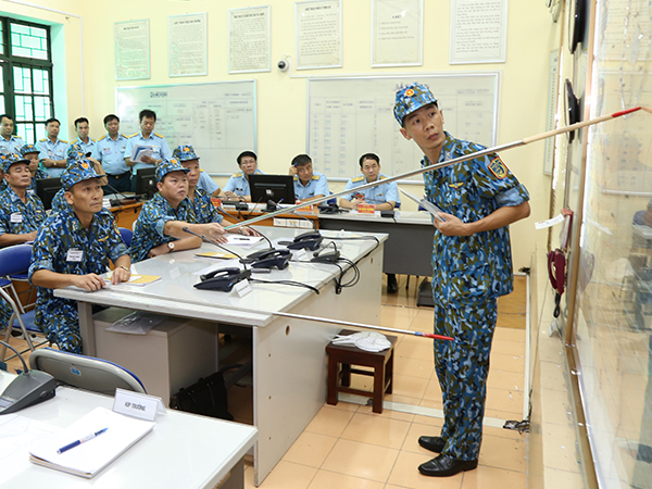 Chặt chẽ, nghiêm túc, sát thực tế