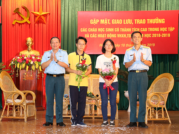 Cục Kỹ thuật Phòng không - Không quân tổ chức gặp mặt, giao lưu, trao thưởng cho các cháu học sinh đạt thành tích cao trong học tập năm học 2018-2019