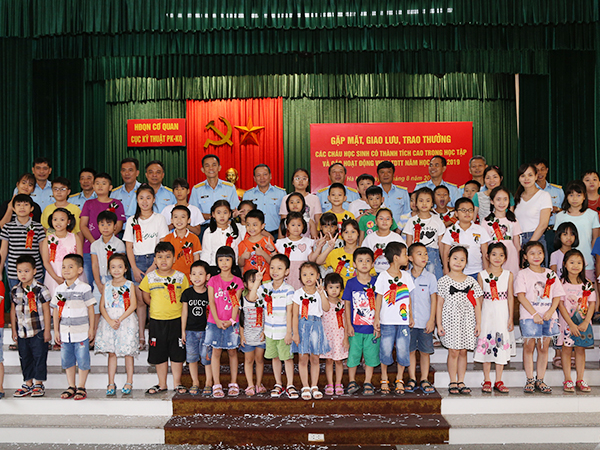 Cục Kỹ thuật Phòng không - Không quân tổ chức gặp mặt, giao lưu, trao thưởng cho các cháu học sinh đạt thành tích cao trong học tập năm học 2018-2019
