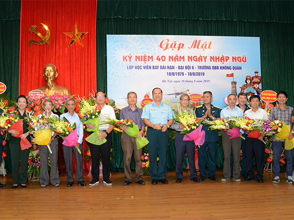 Gặp mặt kỷ niệm 40 năm ngày nhập ngũ lớp học viên bay đầu tiên