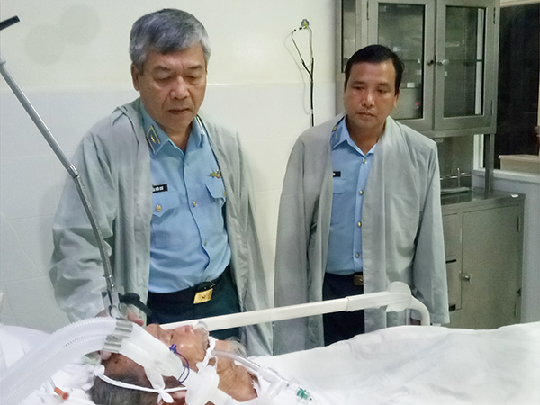 Thủ trưởng Bộ Tư lệnh Quân chủng Phòng không-Không quân thăm Anh hùng Phi công Nguyễn Văn Bảy