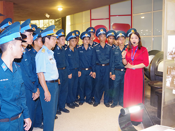 Trường Trung cấp Kỹ thuật Phòng không - Không quân tổ chức tham quan, học tập tại quần thể Lăng Chủ tịch Hồ Chí Minh