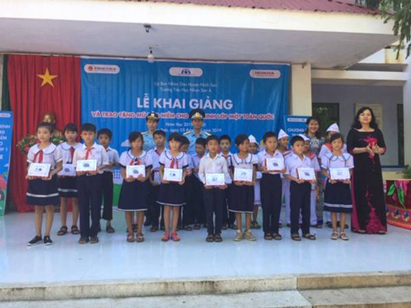 Tiểu đoàn Kỹ thuật - Hậu cần Sân bay và Hội Phụ nữ Trung đoàn 937 tặng quà các em học sinh nhân dịp năm học mới