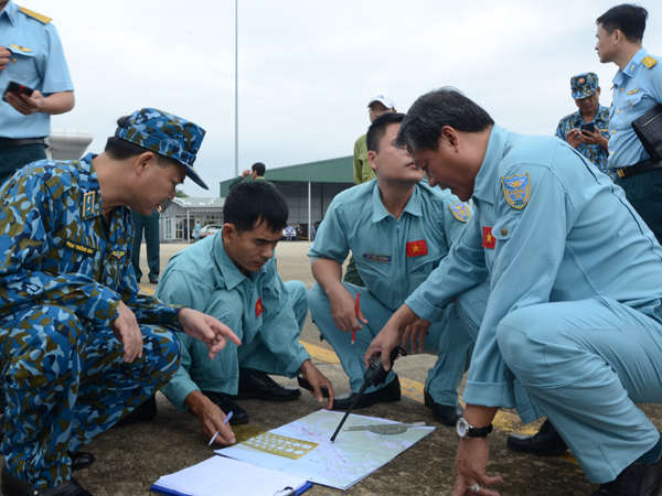 Trung đoàn 930 vận chuyển hàng hóa cứu trợ cho công nhân đang mắc kẹt ở Thủy điện Rào Trăng 3