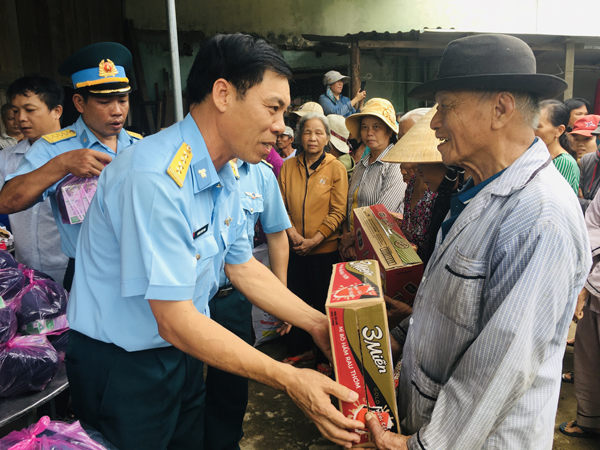Sư đoàn 375 giúp dân khắc phục hậu quả mưa lũ tại miền Trung