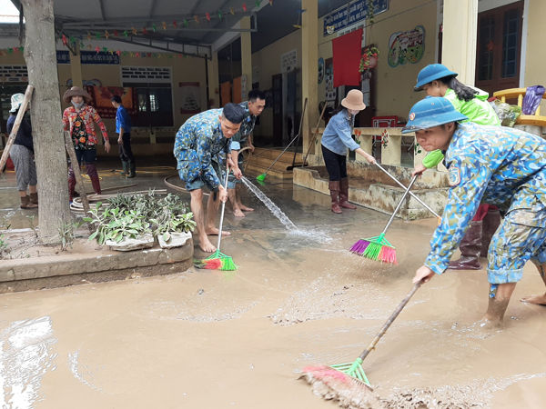 Sư đoàn 375 giúp dân khắc phục hậu quả mưa lũ tại miền Trung