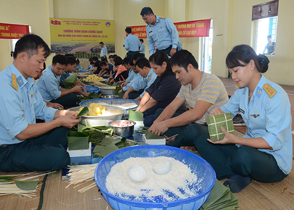 Lữ đoàn 28 chung tay hướng về người dân vùng lũ miền Trung