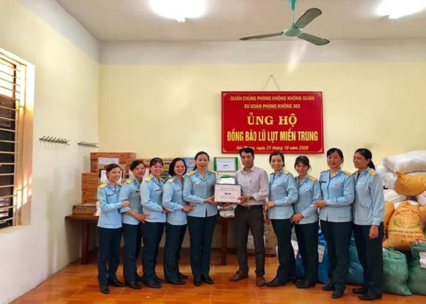 Hội Phụ nữ Phòng Tham mưu Sư đoàn 363 ủng hộ đồng bào lũ lụt miền Trung