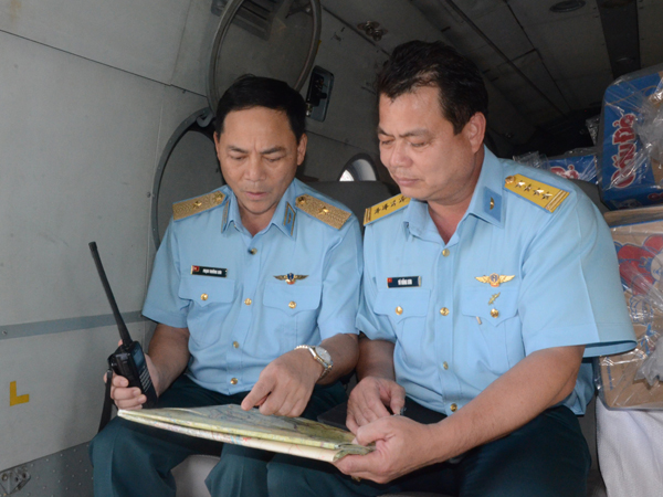 Quân chủng Phòng không - Không quân tiếp tục tiếp tế cho nhân dân các huyện miền núi tỉnh Quảng Nam