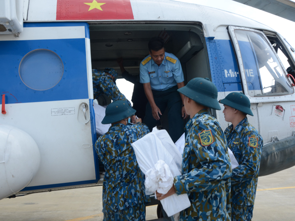 Quân chủng Phòng không - Không quân tiếp tục tiếp tế cho nhân dân các huyện miền núi tỉnh Quảng Nam