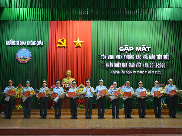 Các học viện, nhà trường trong Quân chủng Phòng không - Không quân kỷ niệm Ngày Nhà giáo Việt Nam 20-11