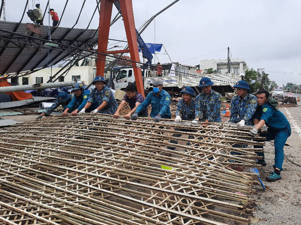 Cán bộ, chiến sĩ Trung đoàn 290 giúp dân khắc phục hậu quả bão số 9