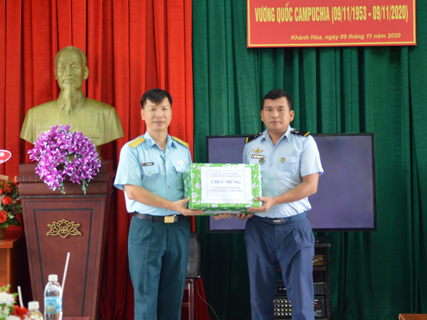 Gặp mặt nhân dịp kỷ niệm 67 năm Ngày Quốc khánh Vương quốc Campuchia