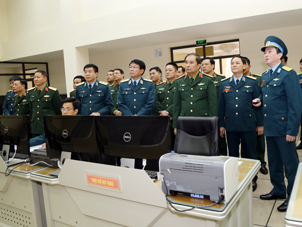 Trung tướng Phùng Sĩ Tấn - Phó Tổng Tham mưu trưởng thăm và làm việc tại Quân chủng Phòng không - Không quân