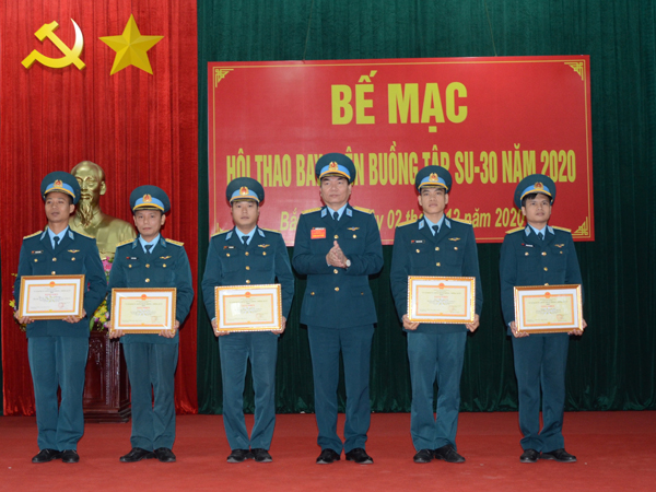Quân chủng Phòng không - Không quân tổ chức Hội thao bay trên buồng tập Su-30