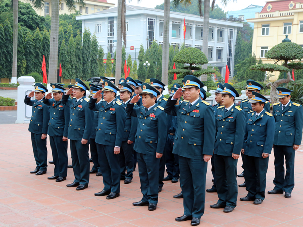 Quân chủng Phòng không - Không quân dâng hương tưởng niệm Chủ tịch Hồ Chí Minh và các anh hùng, liệt sĩ tại Nhà tưởng niệm liệt sĩ PK-KQ