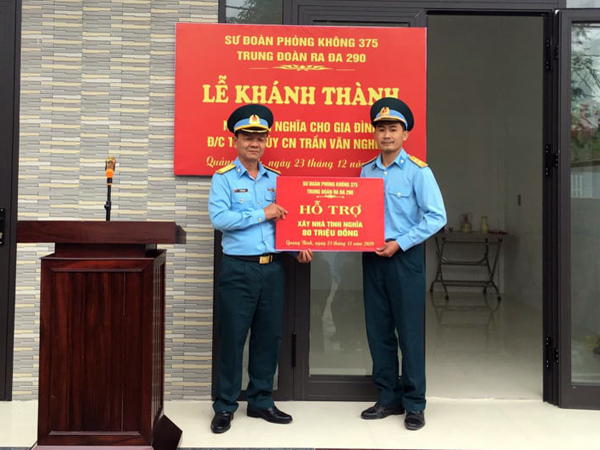 Trung đoàn 290 bàn giao “Nhà đồng đội” cho Trung úy QNCN Trần Văn Nghiêm