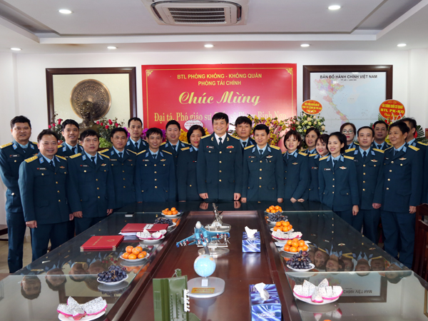 Đại tá Phạm Bính Ngọ - Trưởng Phòng Tài chính Quân chủng Phòng không - Không quân nhận danh hiệu Phó Giáo sư
