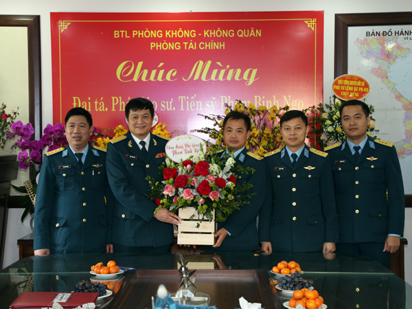 Đại tá Phạm Bính Ngọ - Trưởng Phòng Tài chính Quân chủng Phòng không - Không quân nhận danh hiệu Phó Giáo sư