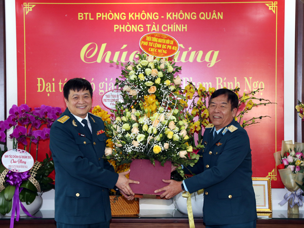 Đại tá Phạm Bính Ngọ - Trưởng Phòng Tài chính Quân chủng Phòng không - Không quân nhận danh hiệu Phó Giáo sư