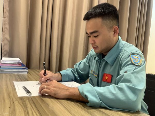 Phi công trẻ ham bay, say học