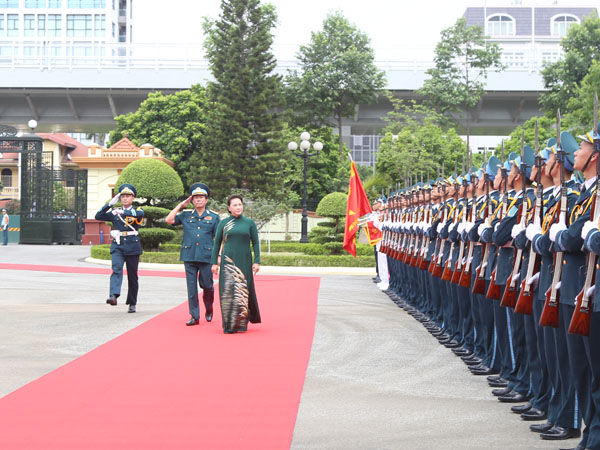 Chủ tịch Quốc hội Nguyễn Thị Kim Ngân thăm và làm việc tại Quân chủng Phòng không - Không quân